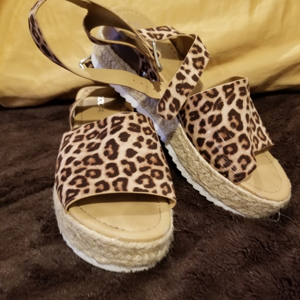 Ladies heel shoes by soda 9.5